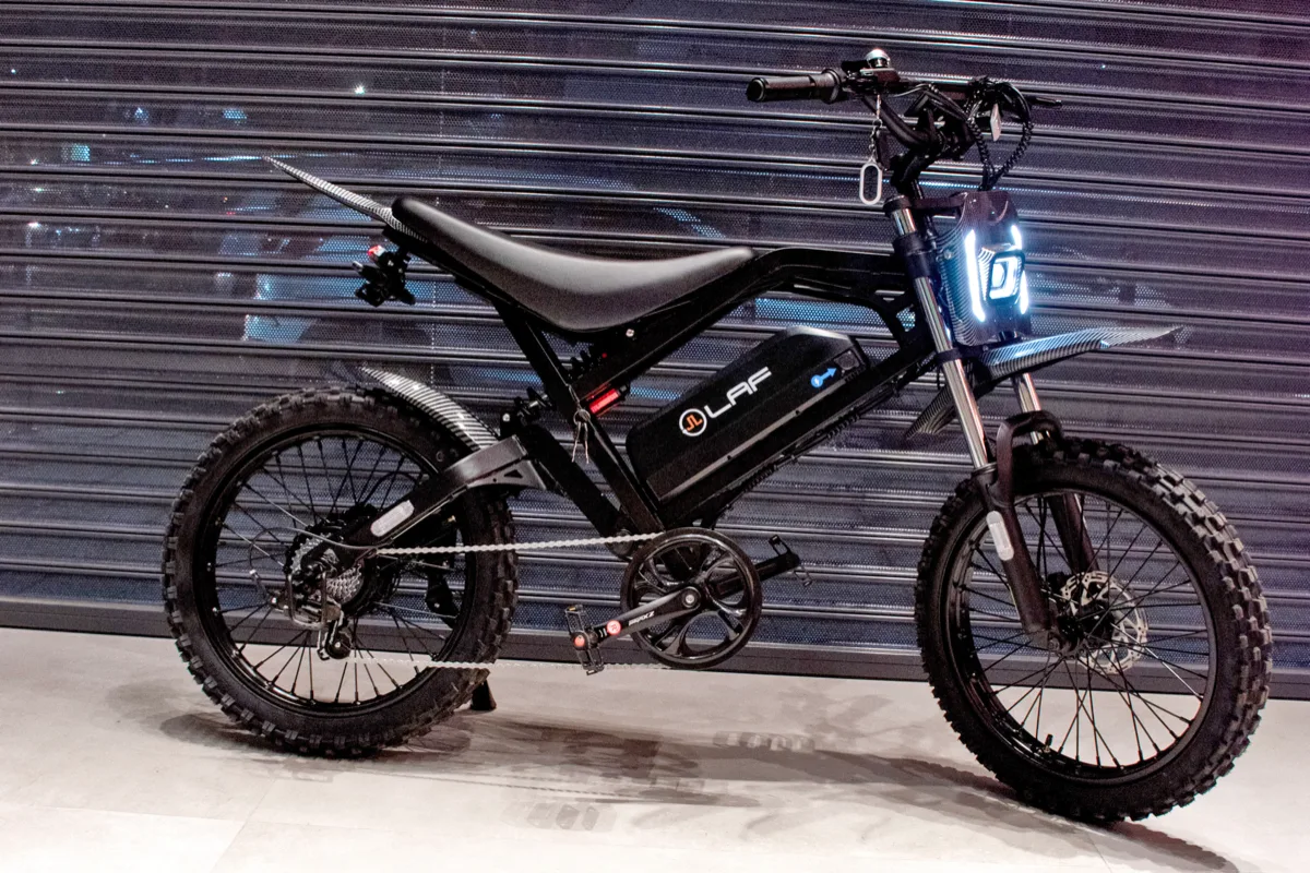 Bicicleta elétrica LAF L20 Cross preta com pneus de trilha